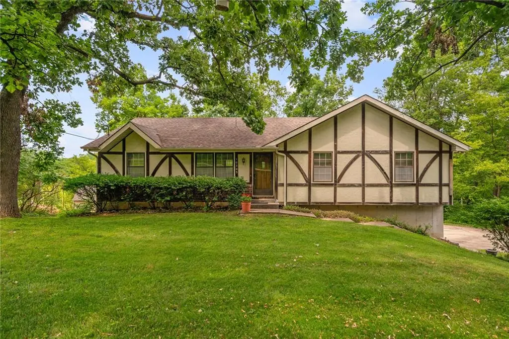 10305 NW Meadow Lane CIR, Kansas City, MO 64152