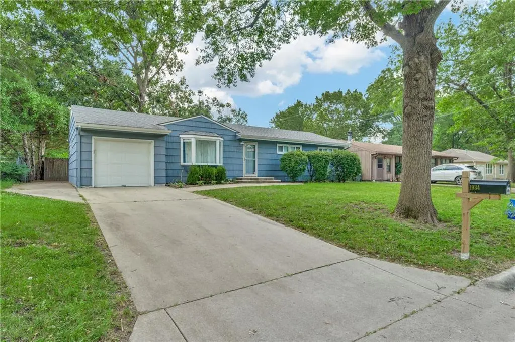 1934 Clifton CT, Lawrence, KS 66046