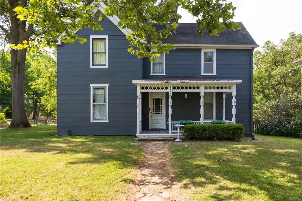 1919 South ST, Lexington, MO 64067