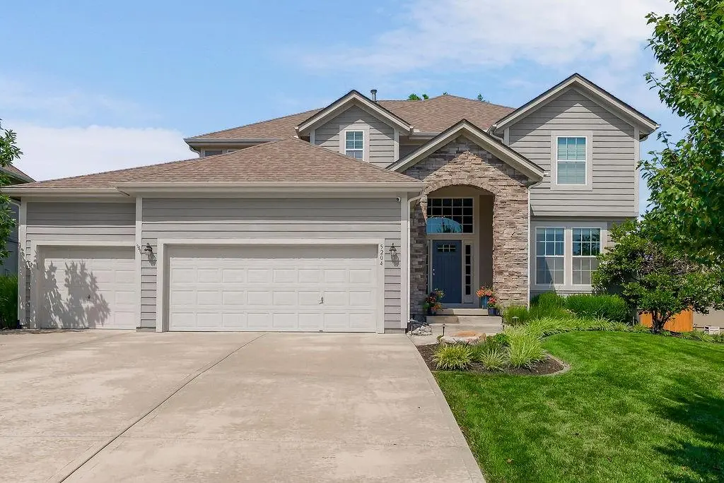 5204 W Meadow View DR, Shawnee, KS 66226