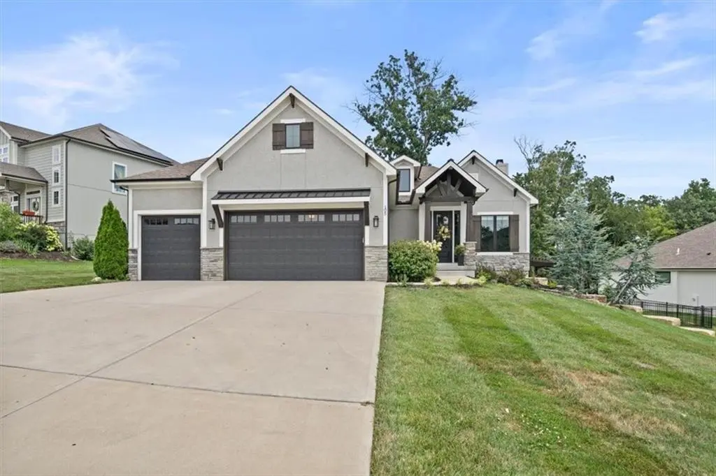105 NW Ambersham DR, Lee's Summit, MO 64081