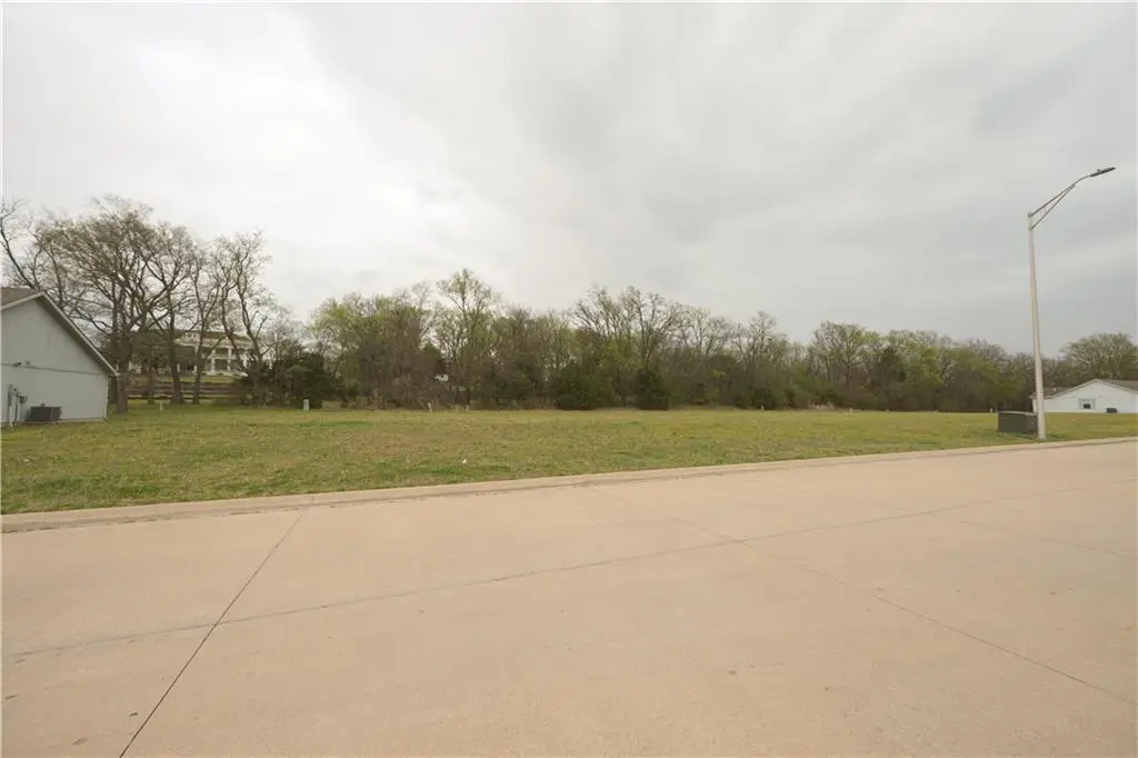 202 E John ST, Coffeyville, KS 67337