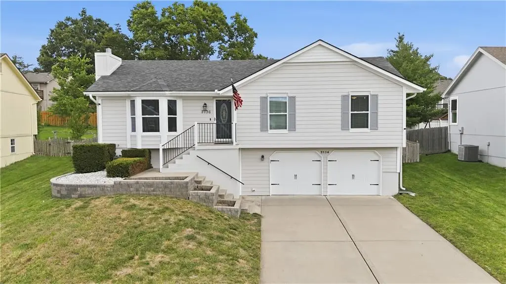 2136 SW Sterling DR, Lee's Summit, MO 64081