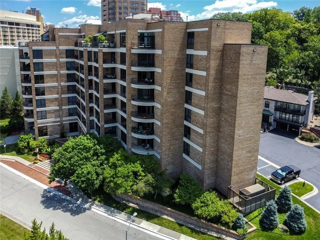 433 Ward Pkwy #1 S, Kansas City, MO 64112