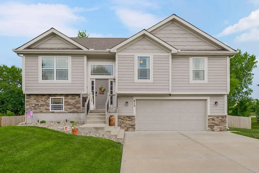 915 W 7th AVE, Kearney, MO 64060