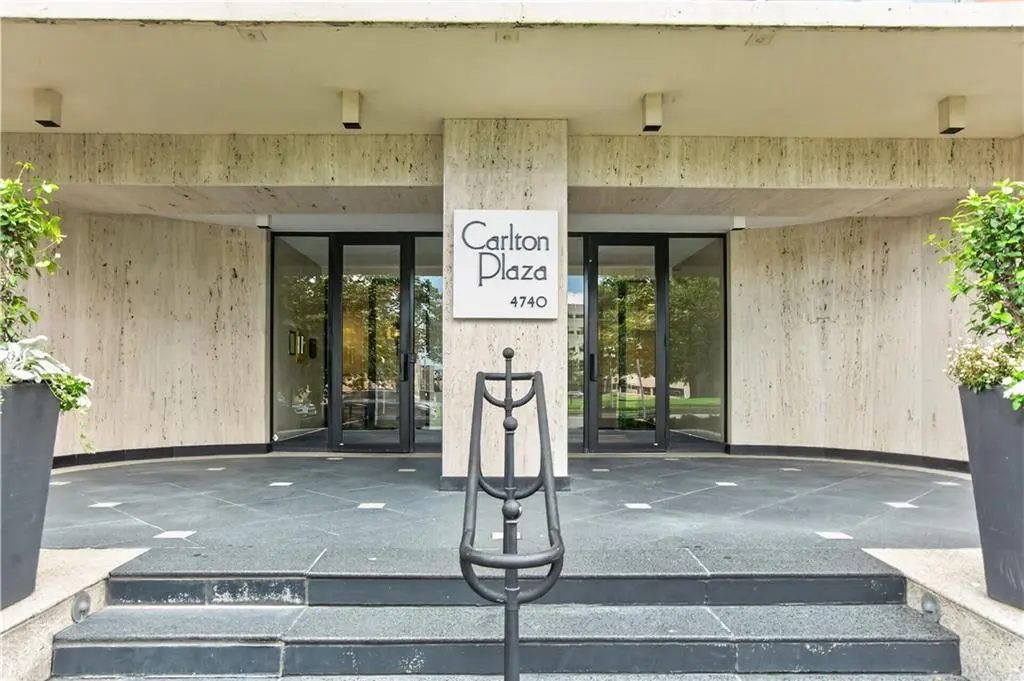 4740 Roanoke Pkwy #402, Kansas City, MO 64112