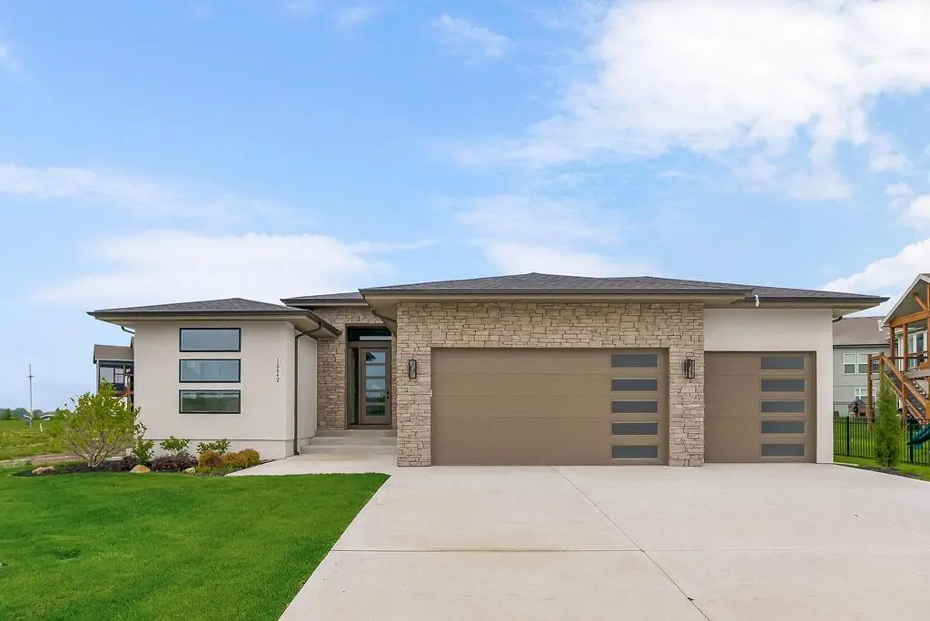 2146 SW Tracker LN, Lee's Summit, MO 64082