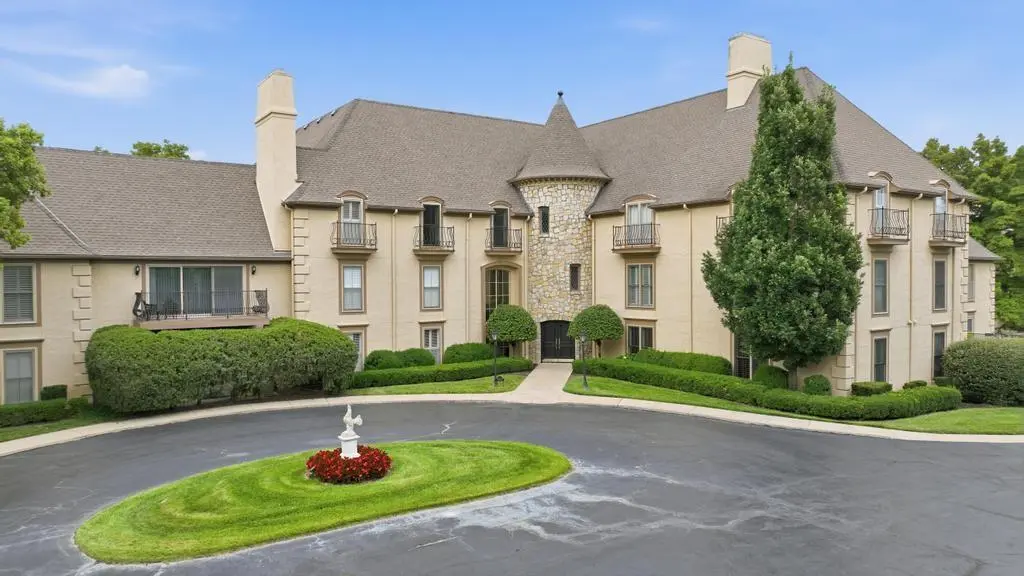 7223 Mission RD #104, Prairie Village, KS 66208