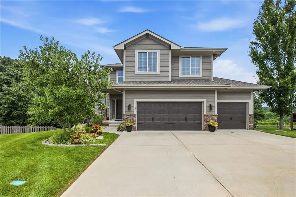 1021 SE Scarlet CT, Blue Springs, MO 64014