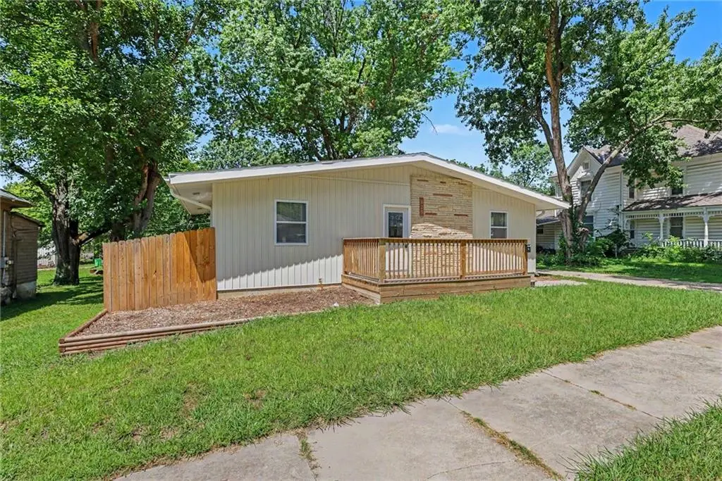 828 N Oak ST, Ottawa, KS 66067