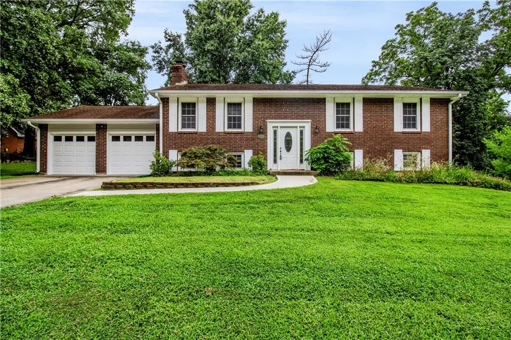 15 Circle DR, Warrensburg, MO 64093