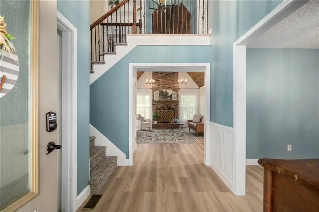 13924 S Tomahawk DR, Olathe, KS 66062