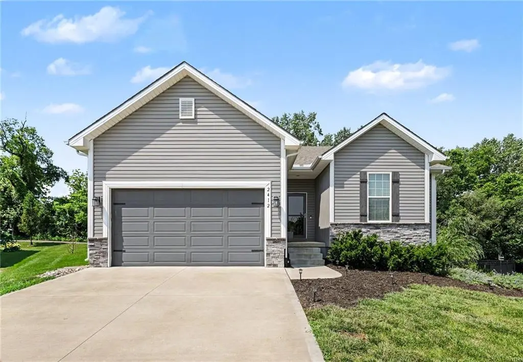 2412 NW Peekaboo CT, Blue Springs, MO 64015