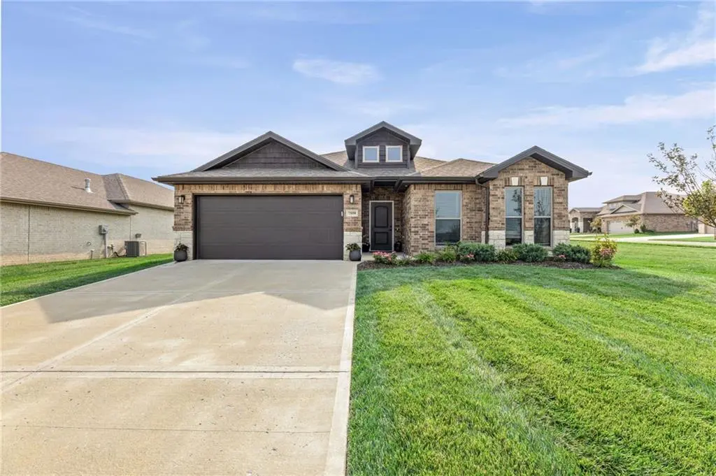 7559 Arapahoe DR, Shawnee, KS 66227