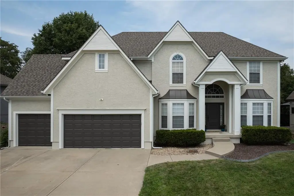 2412 SW Winterwood CT, Lee's Summit, MO 64081