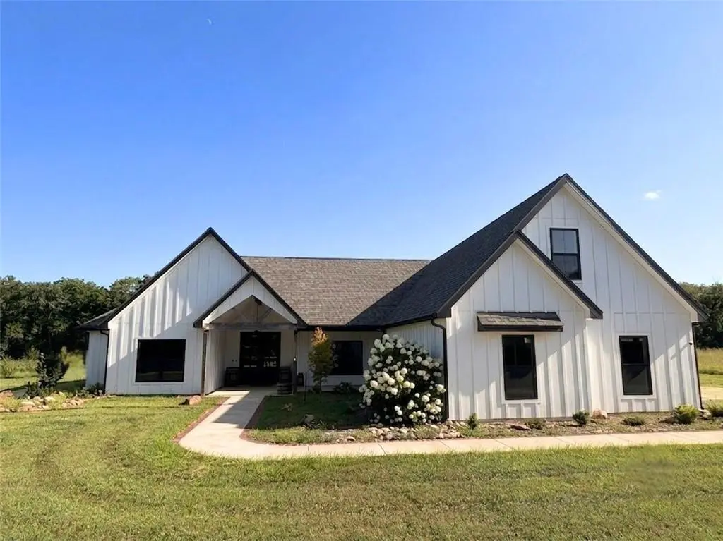 1102 E 1033 RD, Lawrence, KS 66047