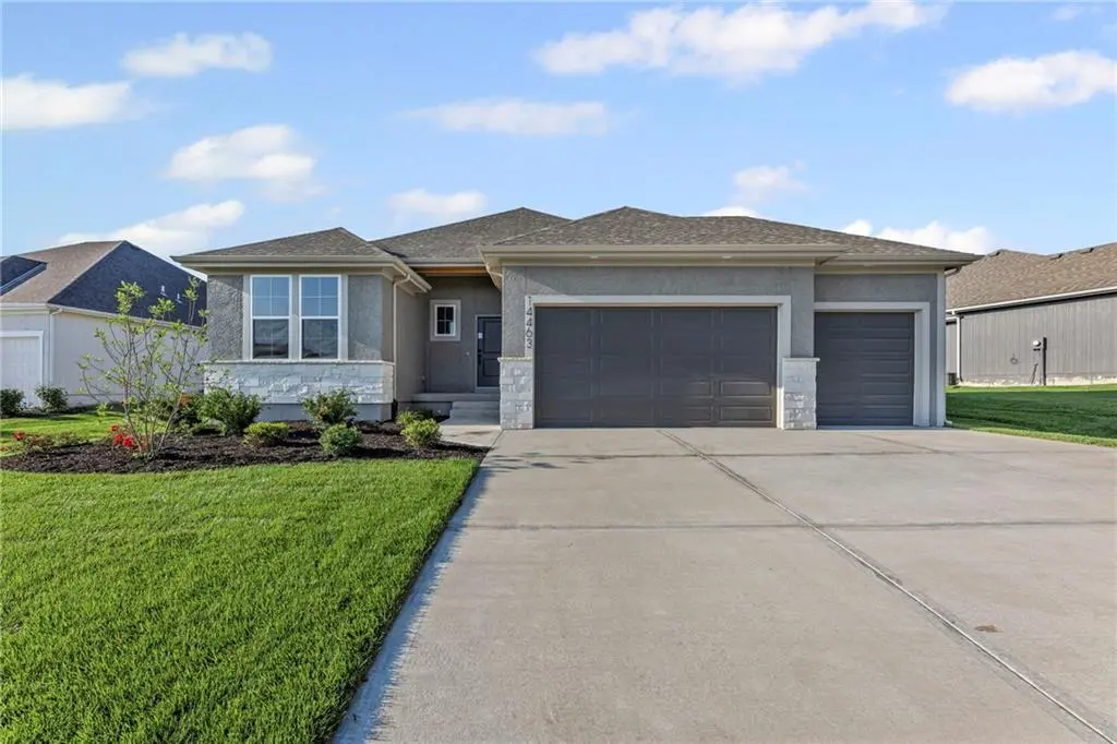 12212 S Emerald ST, Olathe, KS 66061