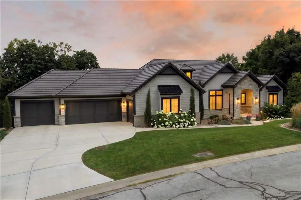 4761 NW Canyon RD, Lee's Summit, MO 64064