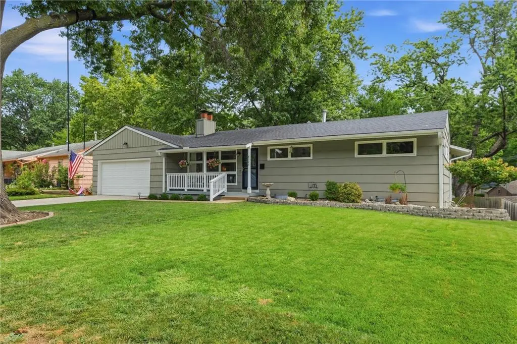 8025 Maple ST, Prairie Village, KS 66208