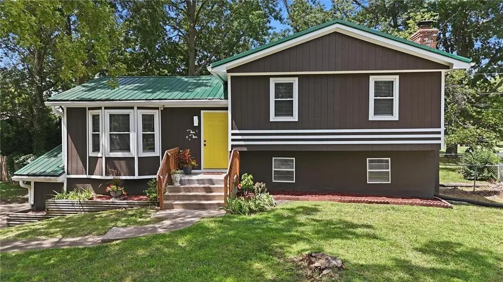 1010 E Langsford RD, Lee's Summit, MO 64063
