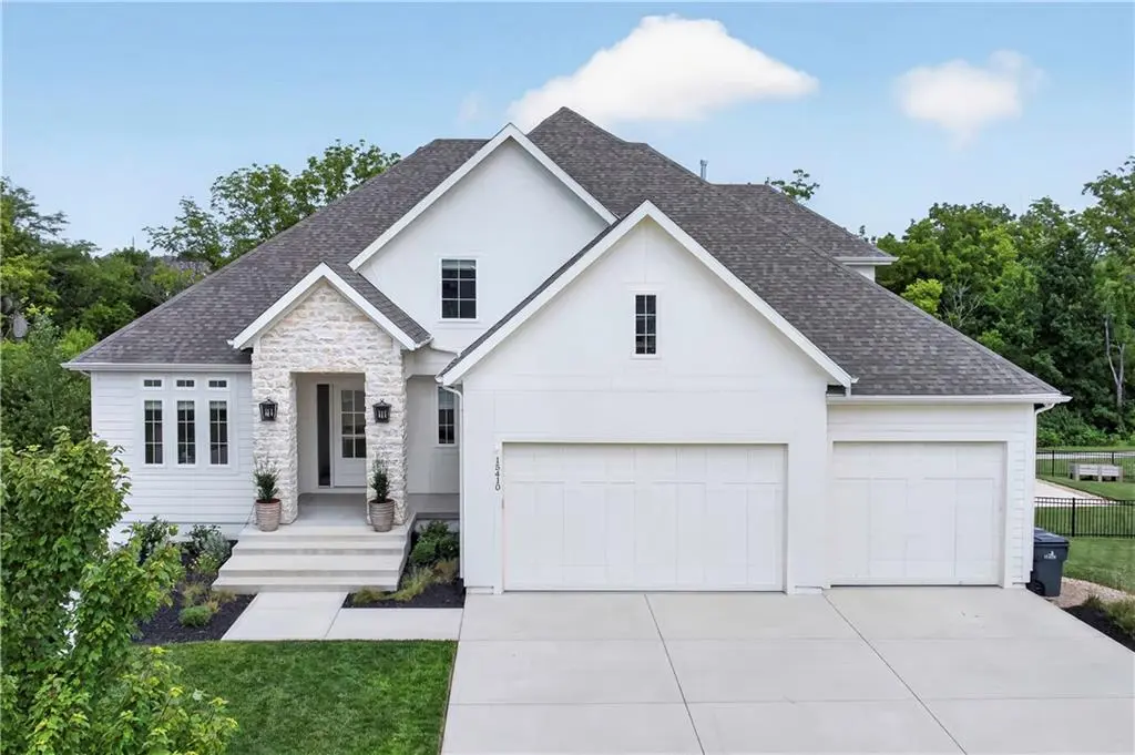 15410 W 166th TER, Olathe, KS 66062