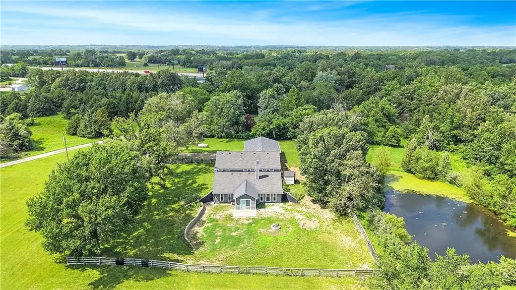5318 S STILLHOUSE RD, Oak Grove, MO 64075