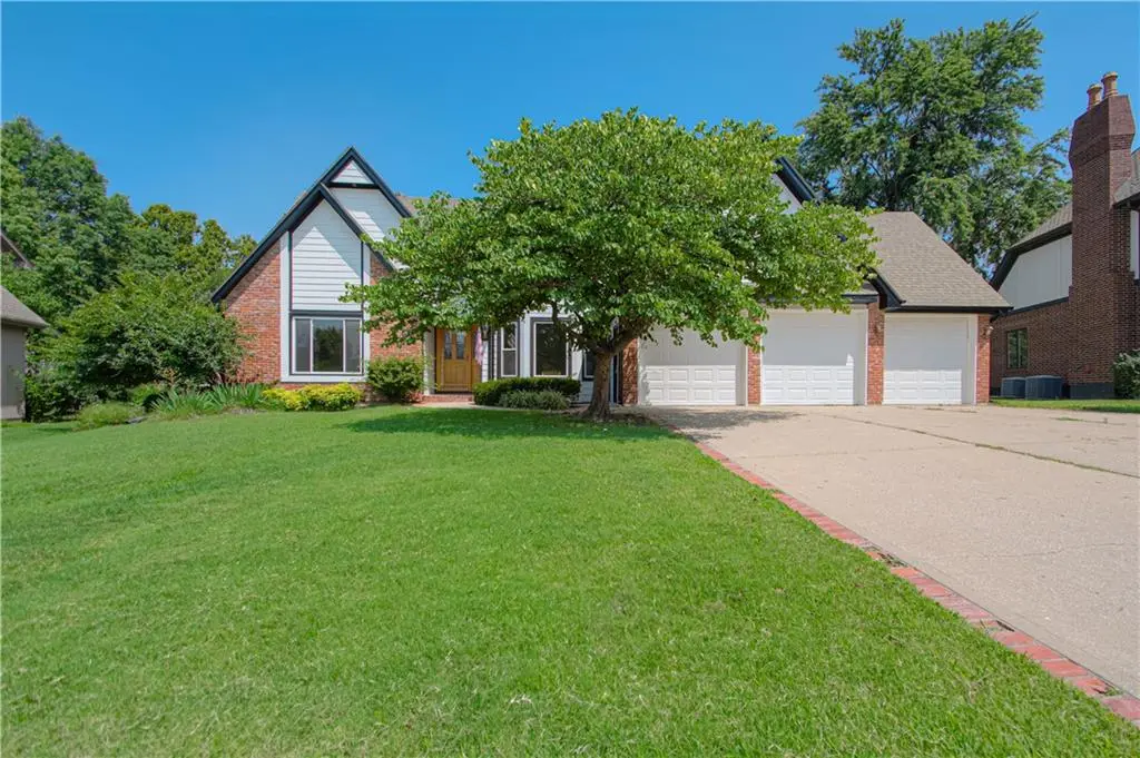 2452 NW Valley View DR, Lee's Summit, MO 64081