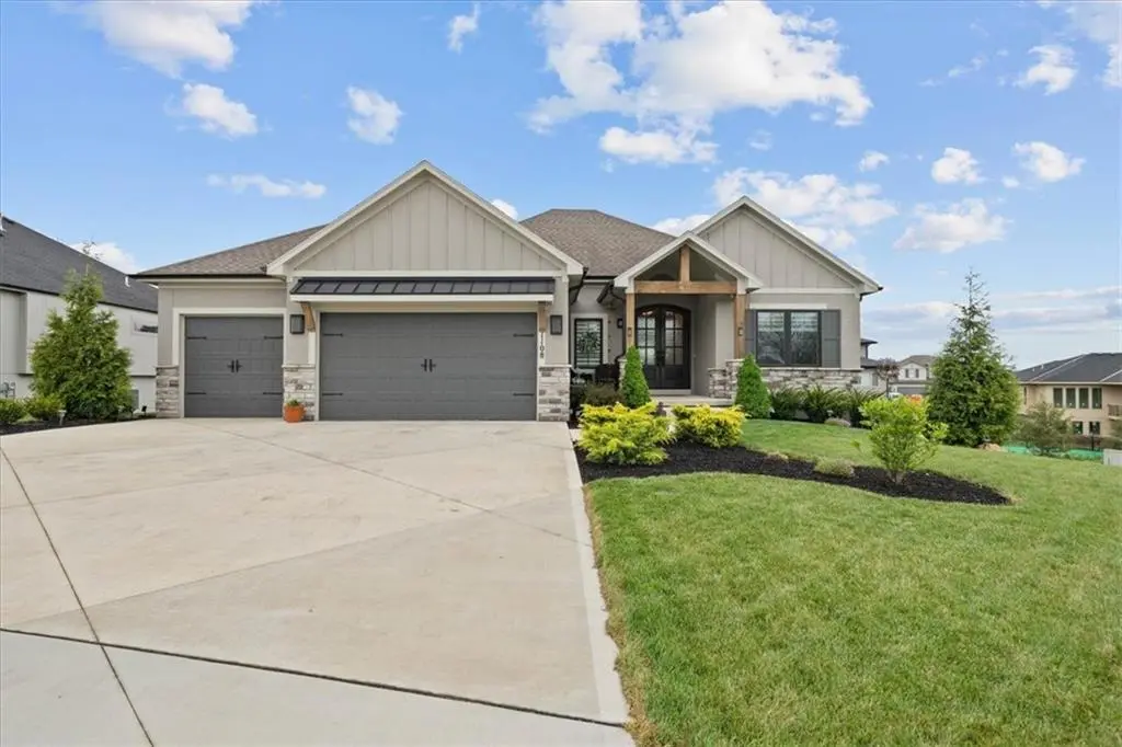 1108 Deer Run DR, Greenwood, MO 64034