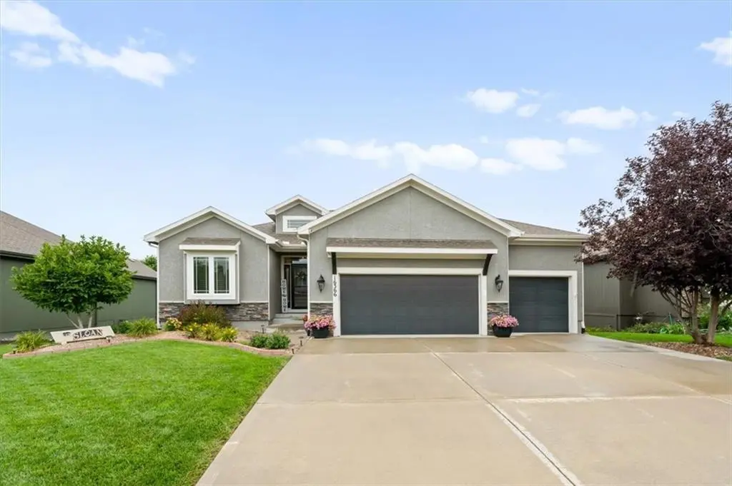 16366 S Laurelwood ST, Olathe, KS 66062