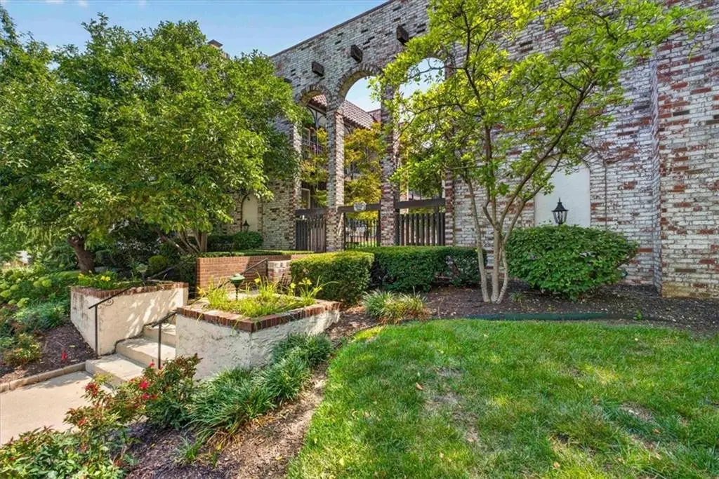 5019 Walnut ST #E, Kansas City, MO 64112