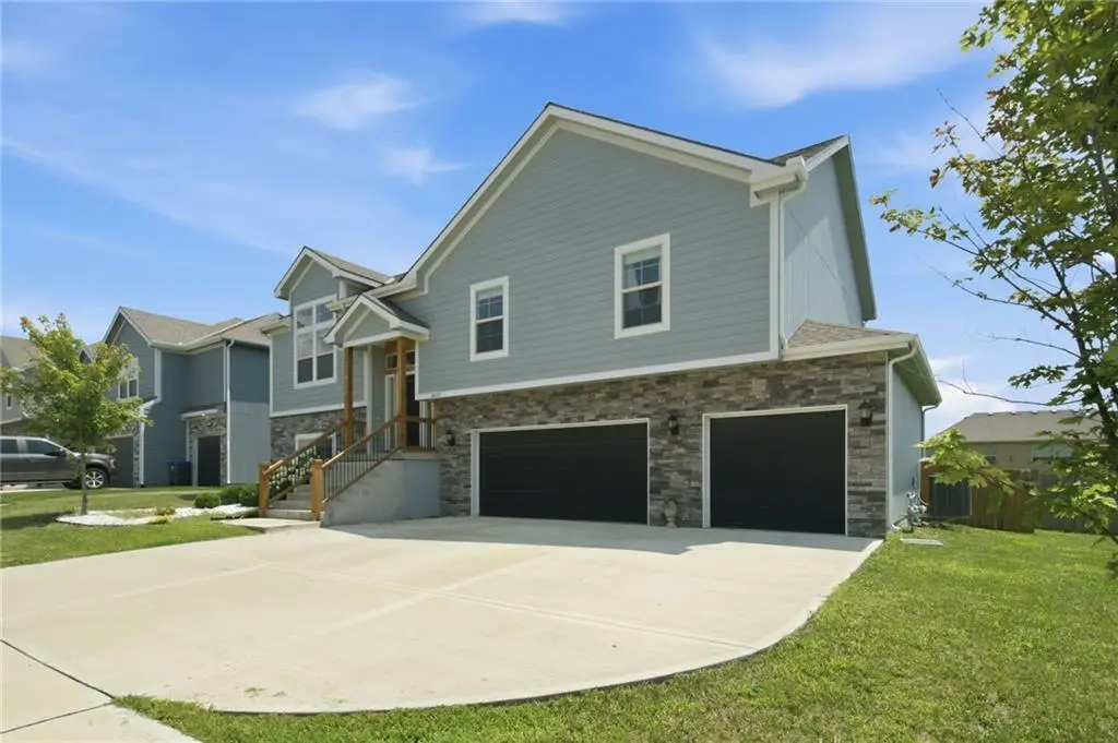 16029 Craig ST, Basehor, KS 66007