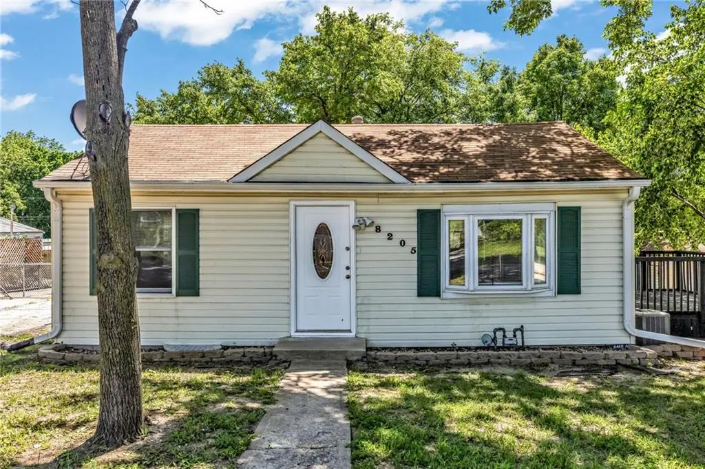 8205 Rose ST, Pleasant Valley, MO 64068