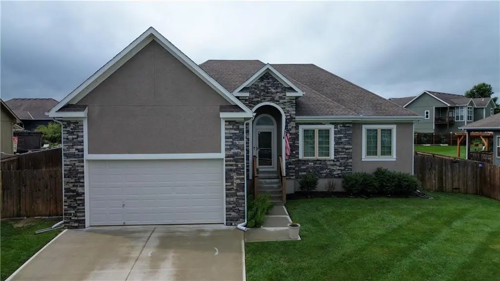 1115 SW 8th ST, Oak Grove, MO 64075