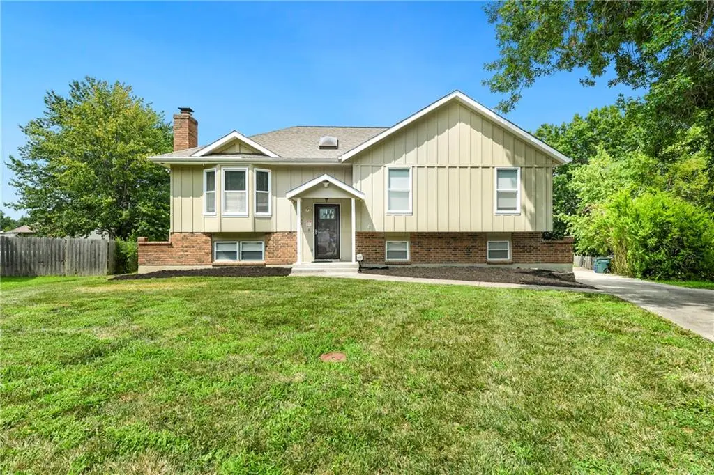 1732 SE Silkwood CT, Lee's Summit, MO 64063