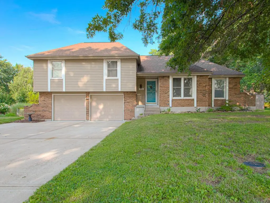 406 Meadow LN, Raymore, MO 64083