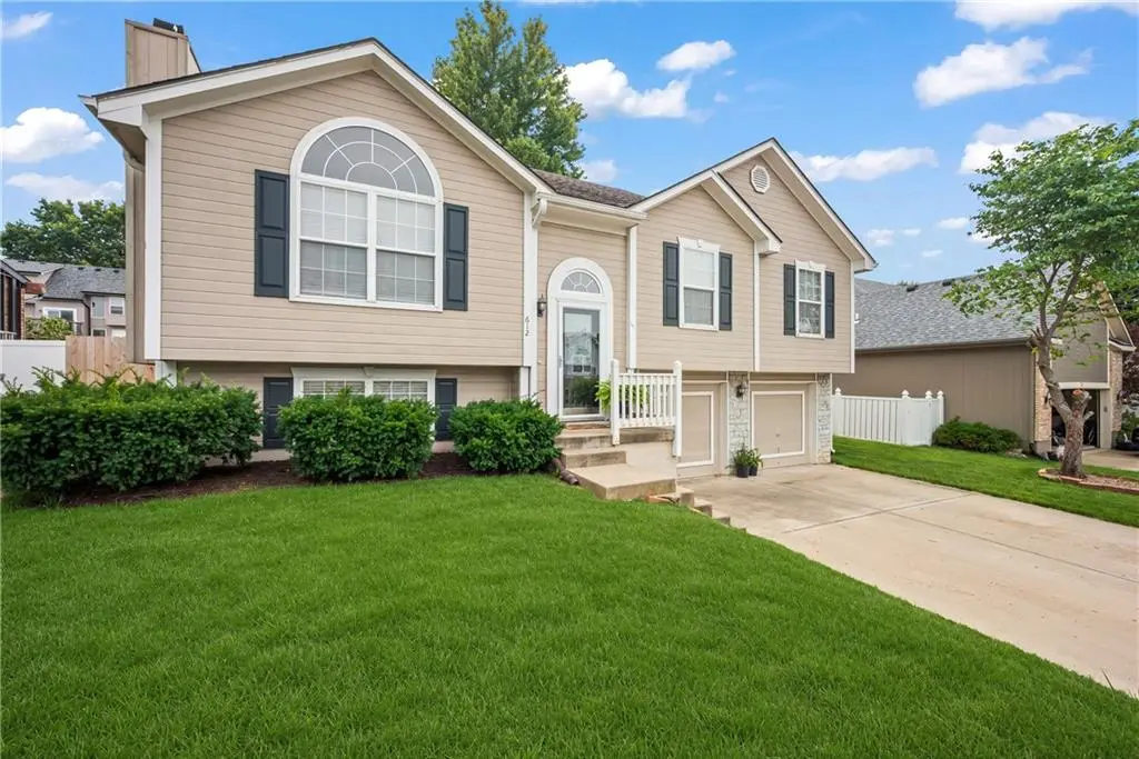 612 NE Cumberland DR, Blue Springs, MO 64014
