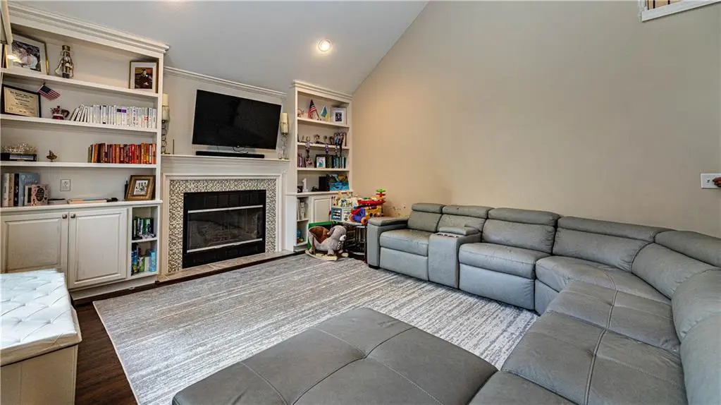 627 NW Timberbrooke DR, Lee's Summit, MO 64081