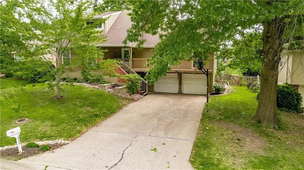 205 NE Noeleen LN, Lee's Summit, MO 64086