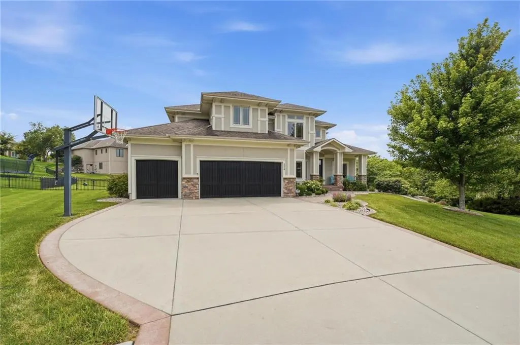 324 NW Thoreau CIR, Lee's Summit, MO 64081