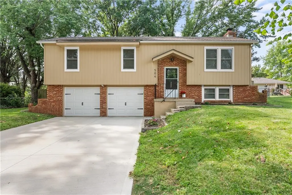 504 SW Killarney LN, Blue Springs, MO 64014