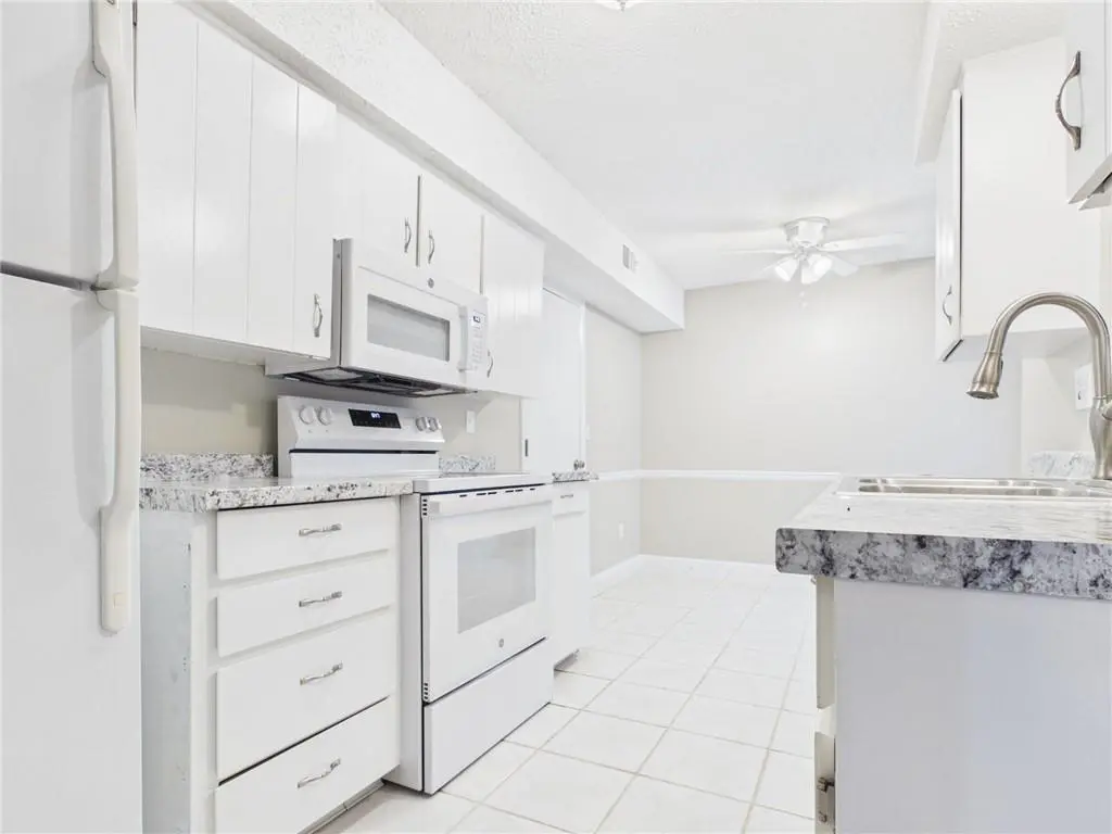 8839 CARRIAGE DR, Lenexa, KS 66215