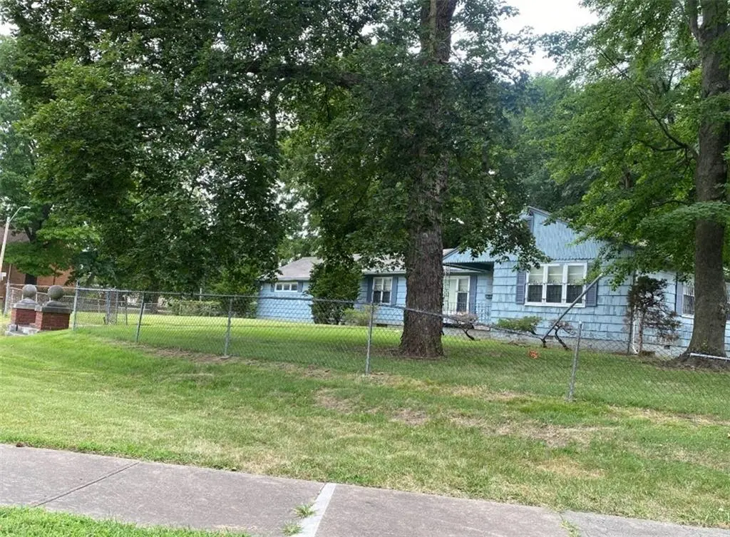 5801 Blue Hills RD #S, Kansas City, MO 64110