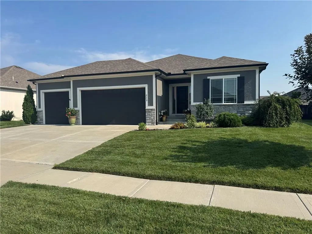213 SW Davenport DR, Blue Springs, MO 64014