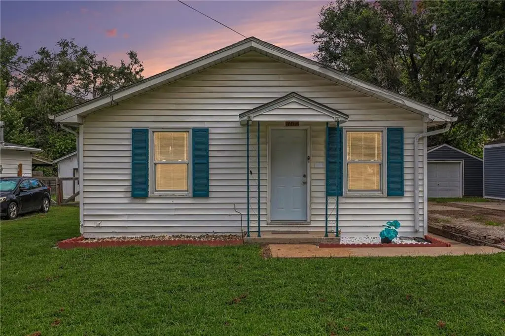 307 W Walter LN, St Joseph, MO 64504