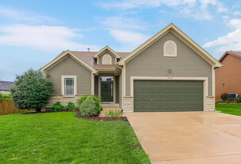 20541 W 125th TER, Olathe, KS 66061