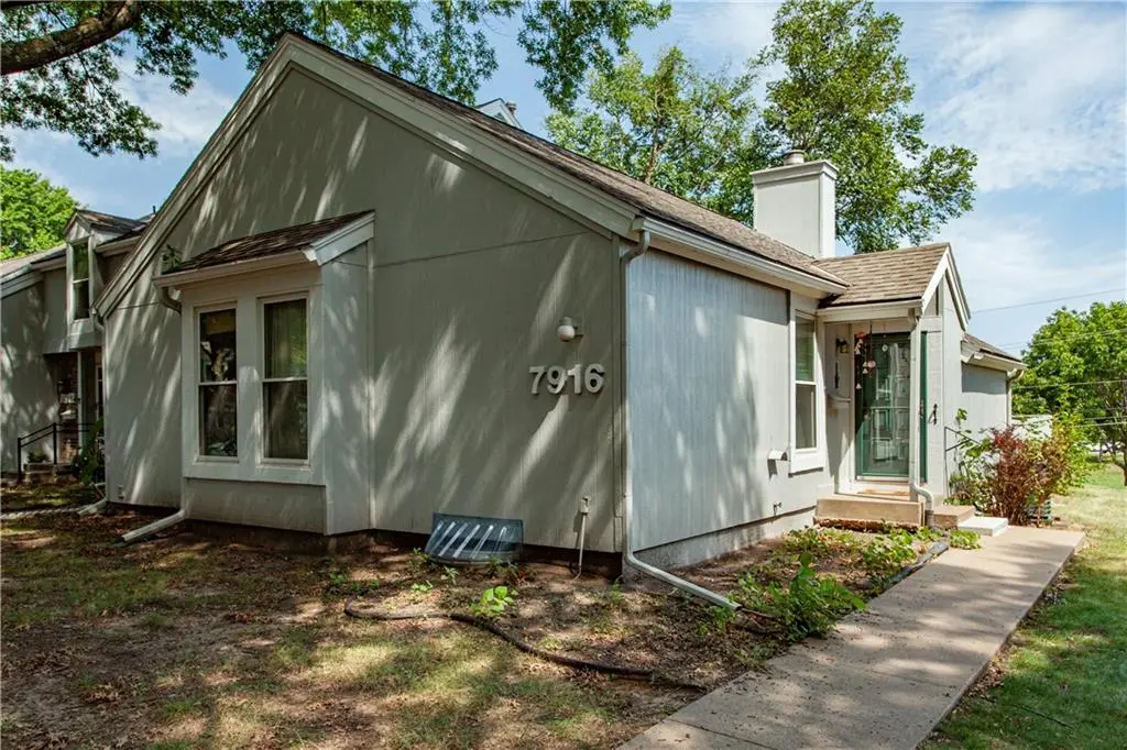 7916 Colony LN, Lenexa, KS 66215