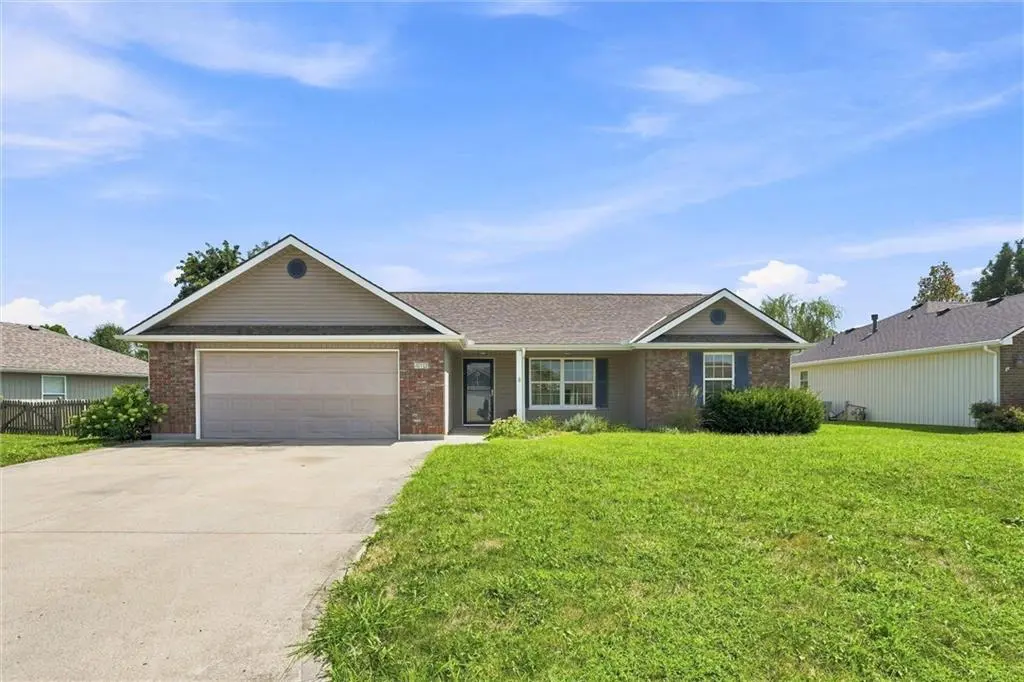 413 Graystone DR, Grain Valley, MO 64029