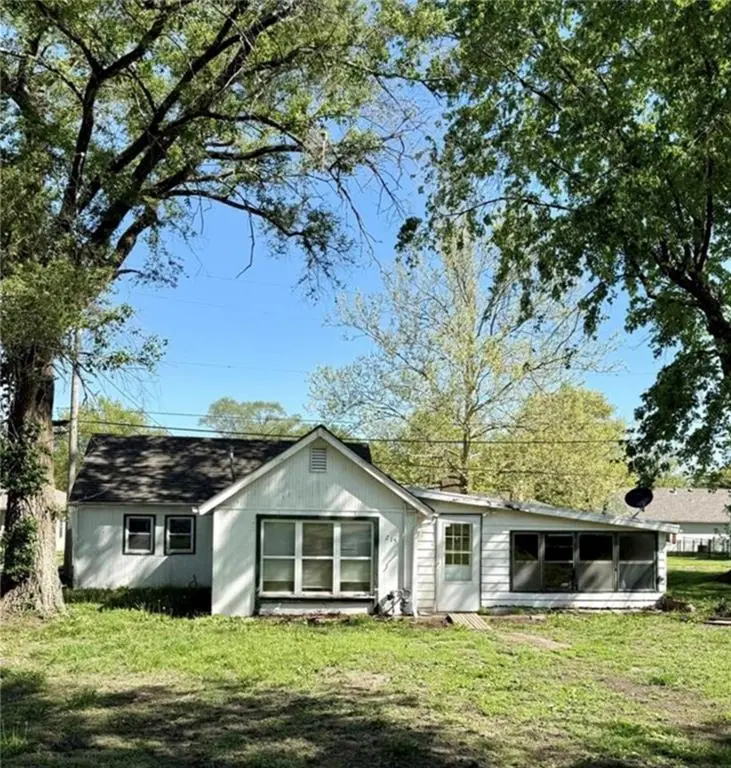 215 W 3rd ST, Tonganoxie, KS 66086