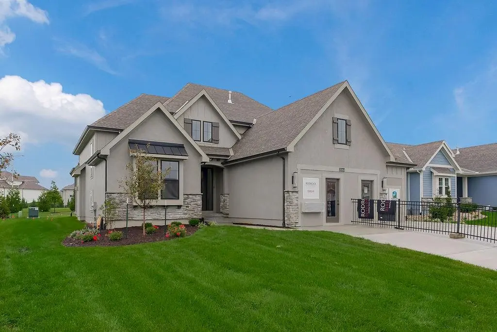 15564 W 168th TER, Olathe, KS 66062
