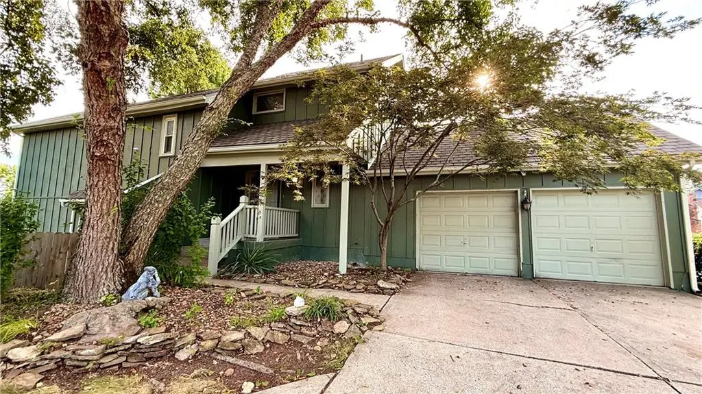 701 NE Burning Tree ST, Lee's Summit, MO 64064